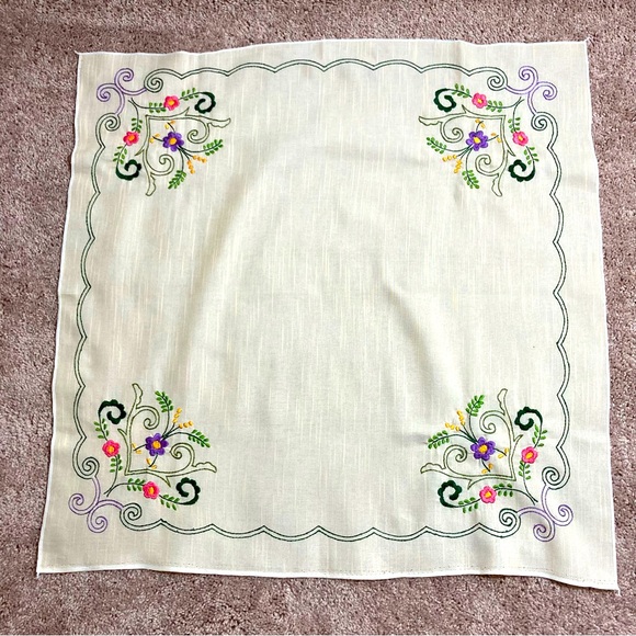 DECORATIVE CLOTH Hand Stitched Embroidery Floral Color Cream 29 in x 30 in - Picture 1 of 6